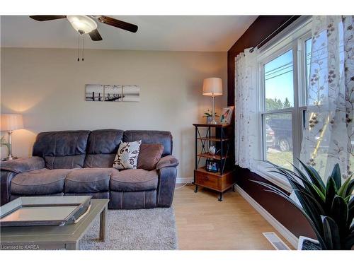 870 Stone Street N, Gananoque, ON - Indoor Photo Showing Living Room