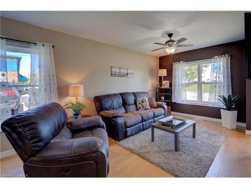 870 Stone Street N, Gananoque, ON - Indoor Photo Showing Living Room