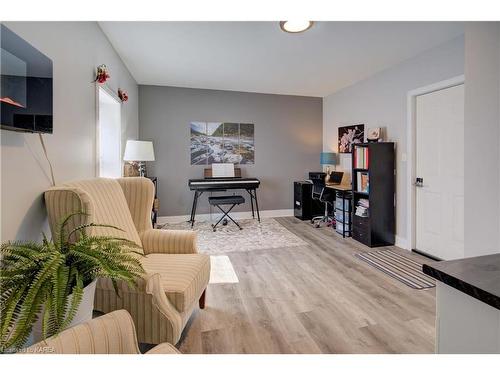 870 Stone Street N, Gananoque, ON - Indoor Photo Showing Living Room