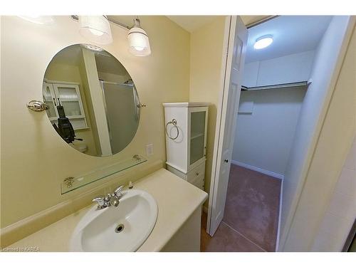 102-7 Centre Street, Napanee, ON - Indoor Photo Showing Bathroom