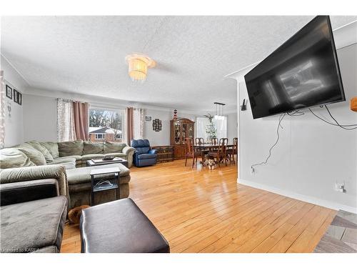 4 Rosewood Avenue, Belleville, ON - Indoor Photo Showing Living Room