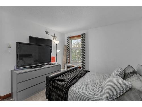 403-540 Talbot Place, Gananoque, ON - Indoor Photo Showing Bedroom