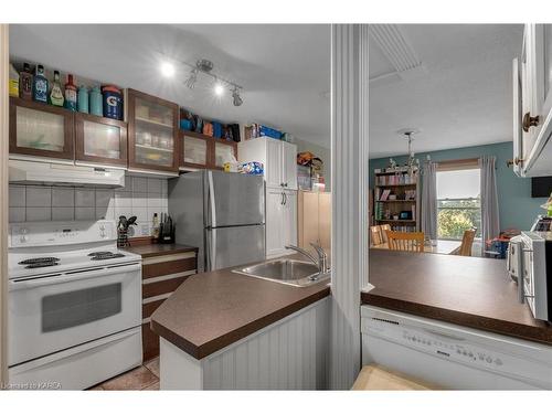 403-540 Talbot Place, Gananoque, ON - Indoor Photo Showing Kitchen