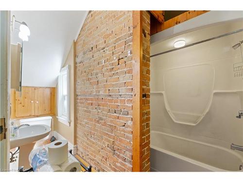 392 Alfred Street, Kingston, ON - Indoor Photo Showing Bathroom