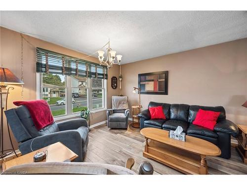 720 Ridley Drive, Kingston, ON - Indoor Photo Showing Living Room