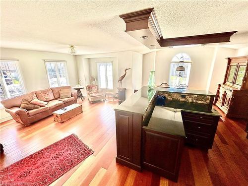 1 Bayshore Drive, Bath, ON - Indoor Photo Showing Living Room