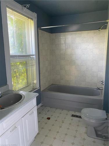 7719 Highway 42, Elgin, ON - Indoor Photo Showing Bathroom