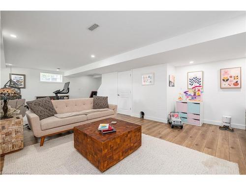 1561 Providence Crescent, Kingston, ON - Indoor Photo Showing Living Room