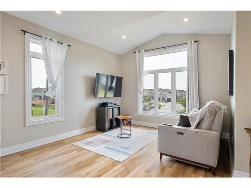 1377 Woodfield Crescent, Kingston, ON - Indoor Photo Showing Living Room