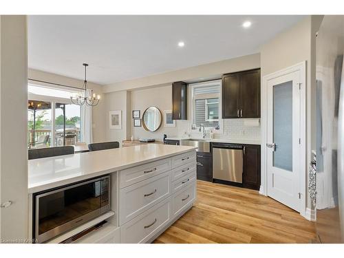 1377 Woodfield Crescent, Kingston, ON - Indoor Photo Showing Kitchen With Upgraded Kitchen