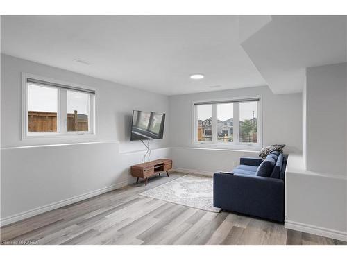 1377 Woodfield Crescent, Kingston, ON - Indoor Photo Showing Living Room