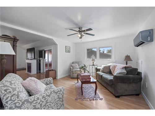 4221 Bath Road, Kingston, ON - Indoor Photo Showing Living Room