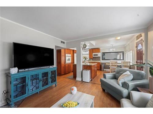 4221 Bath Road, Kingston, ON - Indoor Photo Showing Living Room