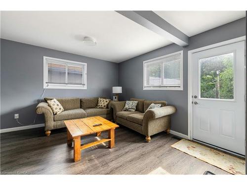 104 Toronto Street, Kingston, ON - Indoor Photo Showing Living Room