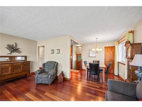 721 Front Road, Kingston, ON - Indoor Photo Showing Living Room