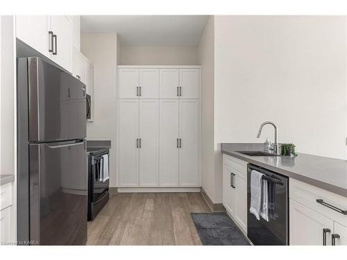 234-820 Gardiners Road, Kingston, ON - Indoor Photo Showing Kitchen