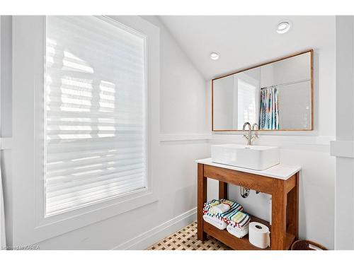 189 Davy Street, Bath, ON - Indoor Photo Showing Bathroom