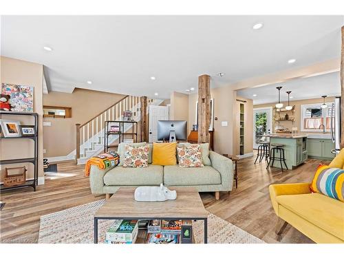 189 Davy Street, Bath, ON - Indoor Photo Showing Living Room