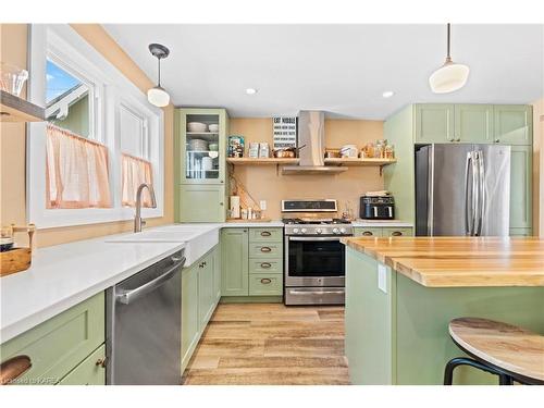 189 Davy Street, Bath, ON - Indoor Photo Showing Kitchen