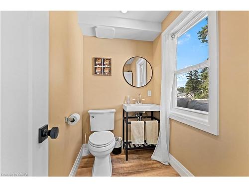 189 Davy Street, Bath, ON - Indoor Photo Showing Bathroom