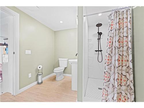 189 Davy Street, Bath, ON - Indoor Photo Showing Bathroom