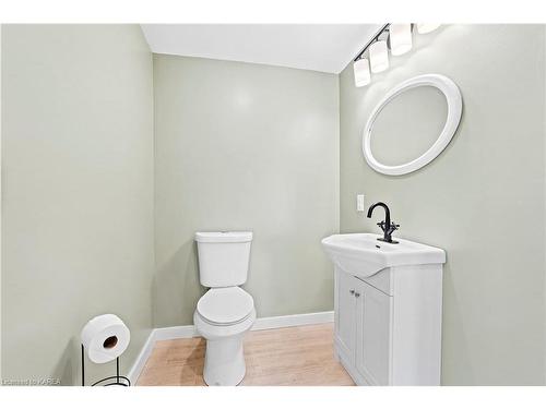 189 Davy Street, Bath, ON - Indoor Photo Showing Bathroom