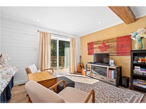 189 Davy Street, Bath, ON - Indoor Photo Showing Living Room