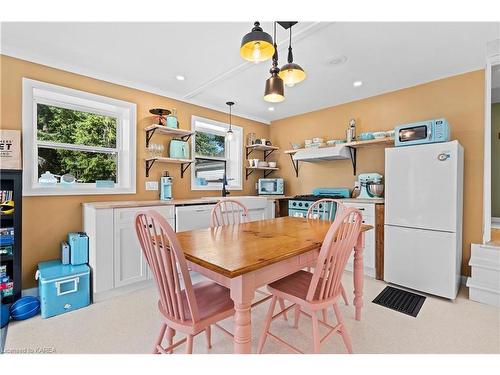 189 Davy Street, Bath, ON - Indoor Photo Showing Dining Room