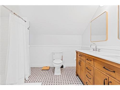 189 Davy Street, Bath, ON - Indoor Photo Showing Bathroom