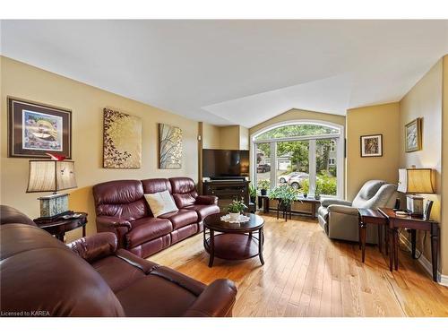 180 Garfield Street, Gananoque, ON - Indoor Photo Showing Living Room