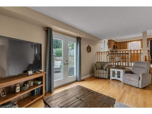 908 Mona Drive, Kingston, ON - Indoor Photo Showing Living Room