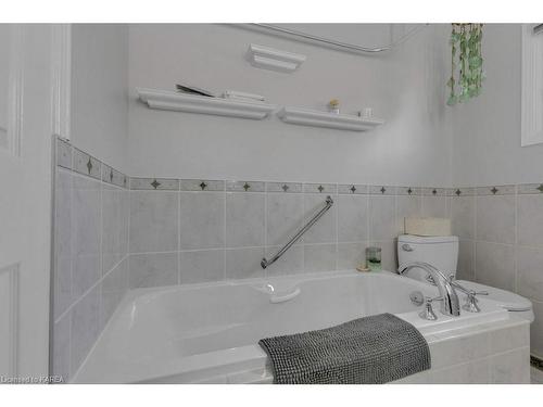 908 Mona Drive, Kingston, ON - Indoor Photo Showing Bathroom