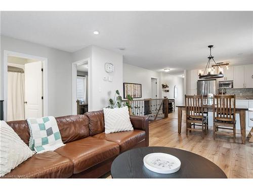 1204 Amanda Court, Kingston, ON - Indoor Photo Showing Living Room