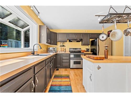 3 Thunderbird Circle, Kingston, ON - Indoor Photo Showing Kitchen