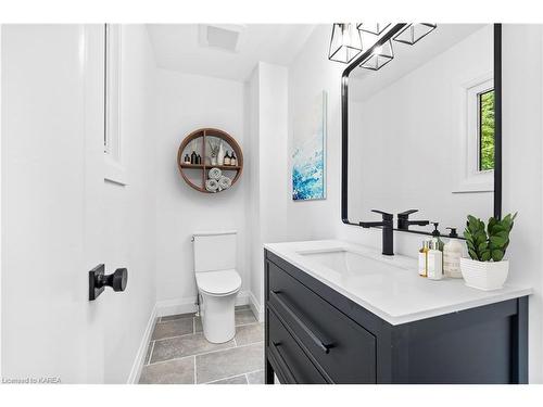 17 Riverside Drive, Kingston, ON - Indoor Photo Showing Bathroom