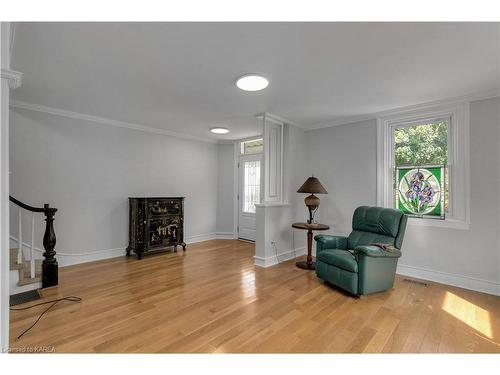 370 Stone Street, Gananoque, ON - Indoor Photo Showing Living Room