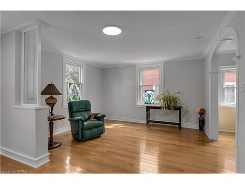 370 Stone Street, Gananoque, ON - Indoor Photo Showing Living Room