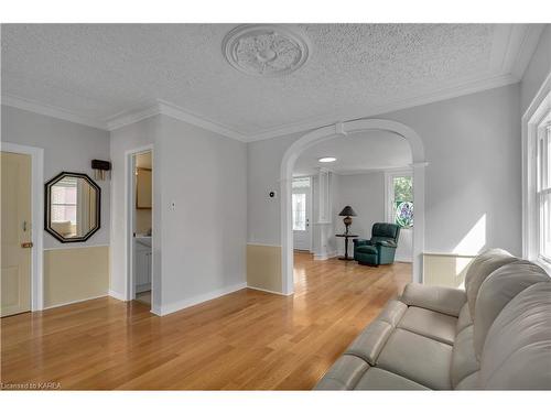 370 Stone Street, Gananoque, ON - Indoor Photo Showing Living Room