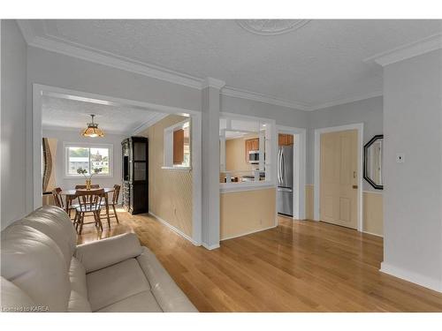 370 Stone Street, Gananoque, ON - Indoor Photo Showing Living Room