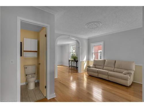 370 Stone Street, Gananoque, ON - Indoor Photo Showing Living Room