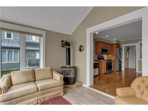 370 Stone Street, Gananoque, ON - Indoor Photo Showing Living Room