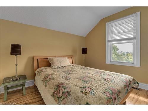 370 Stone Street, Gananoque, ON - Indoor Photo Showing Bedroom