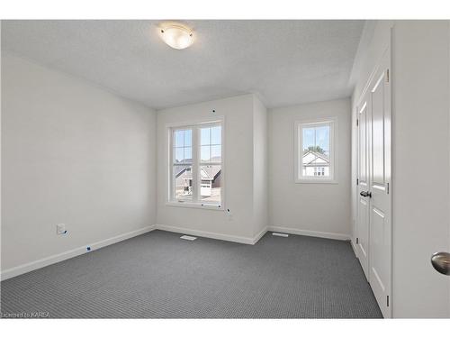 115 Gildersleeve Boulevard, Bath, ON - Indoor Photo Showing Other Room