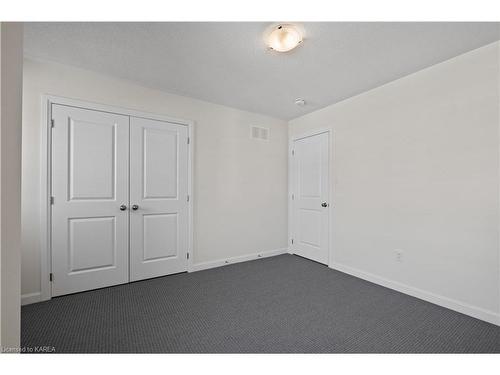 115 Gildersleeve Boulevard, Bath, ON - Indoor Photo Showing Other Room