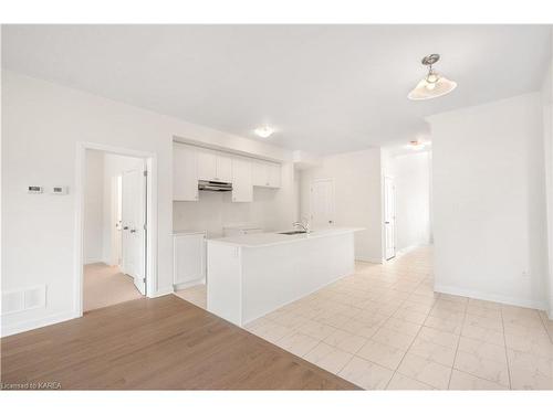 128 Gildersleeve Boulevard, Bath, ON - Indoor Photo Showing Kitchen