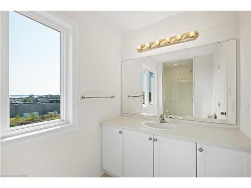 119 Gildersleeve Boulevard, Bath, ON - Indoor Photo Showing Bathroom