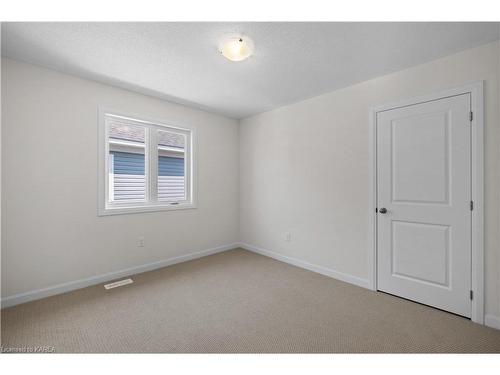 119 Gildersleeve Boulevard, Bath, ON - Indoor Photo Showing Other Room