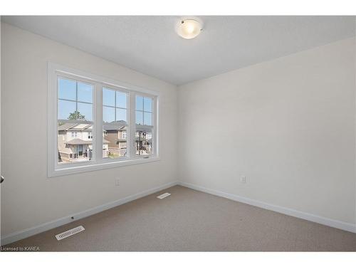 119 Gildersleeve Boulevard, Bath, ON - Indoor Photo Showing Other Room