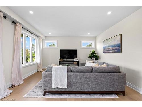 3933 County Rd 9, Napanee, ON - Indoor Photo Showing Living Room