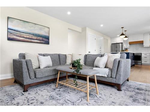 3933 County Rd 9, Napanee, ON - Indoor Photo Showing Living Room